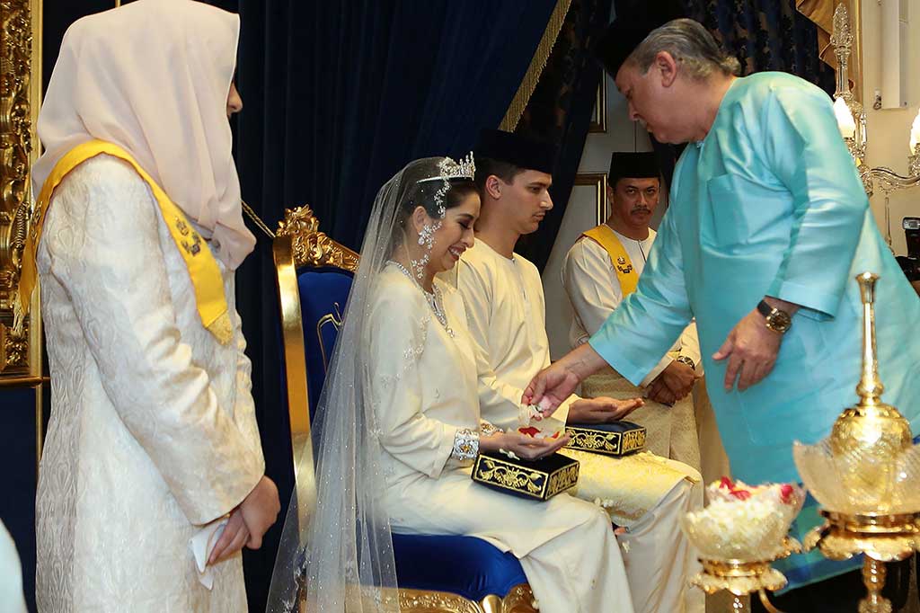 Sultan Johor Ibrahim Sultan Iskandar (kanan) memberikan restu atas pernikahan putrinya Putri Tunku Tun Aminah Sultan Ibrahim dengan Dennis Muhammad Abdullah.