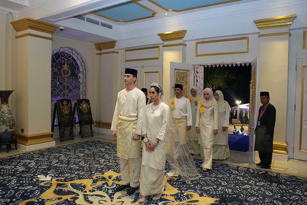 Kedua mempelai menikah secara adat Melayu yang  dihadiri oleh keluarga dekat dan teman-teman.