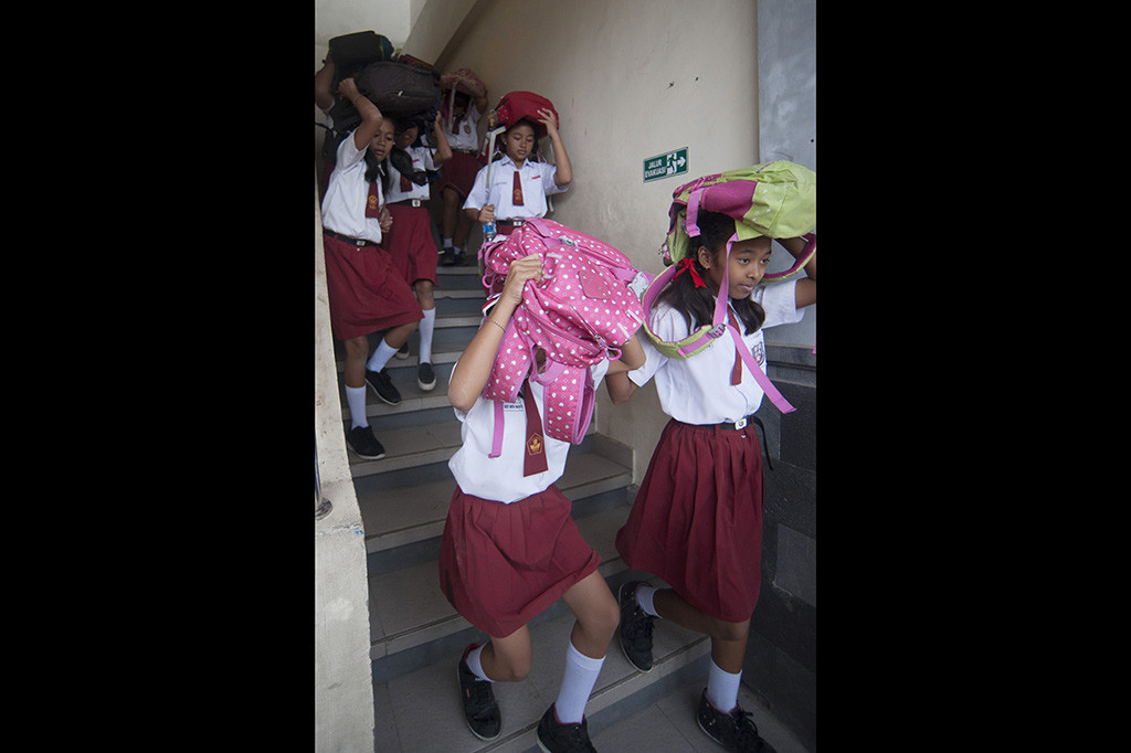 Sejumlah siswa berlari mencari lokasi aman saat simulasi gempa bumi dan tsunami di SDN 2 Tanjung Benoa, Badung, Bali.