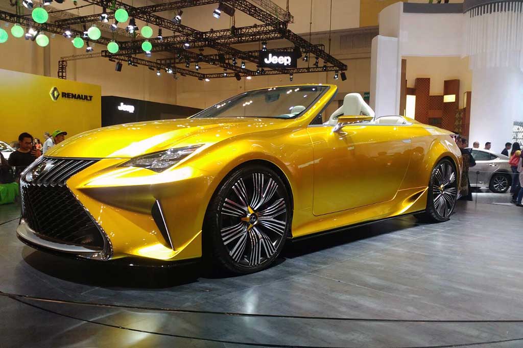 Seperti layaknya mobil berjenis couple, Lexus LF-C2 tampil dengan atap terbuka serta susunan kursi 2+2 yang menawarkan sensasi ngebut di udara terbuka.
Pada setiap tepi, sudut, hingga lekukan di Lexus LF-C2 didisain agar dapat merefleksikan cahaya dengan bentuk yang berbeda tergantung dari sudut pandang penglihatan.