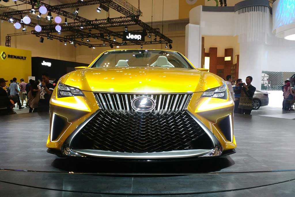 Spindle grille lebar dengan kisi-kisi kompleks menyerupai anyaman berbentuk 'L' yang menjadi ikon desain Lexus, terpasang kokoh di bagian mulut depan. Model lampu utama yang futuristik dengan tambahan LED light yang berada tepat di bawahnya, serta lampu belakang tersusun vertikal dengan sudut-sudut tajam sukses memberi kesan agresif.