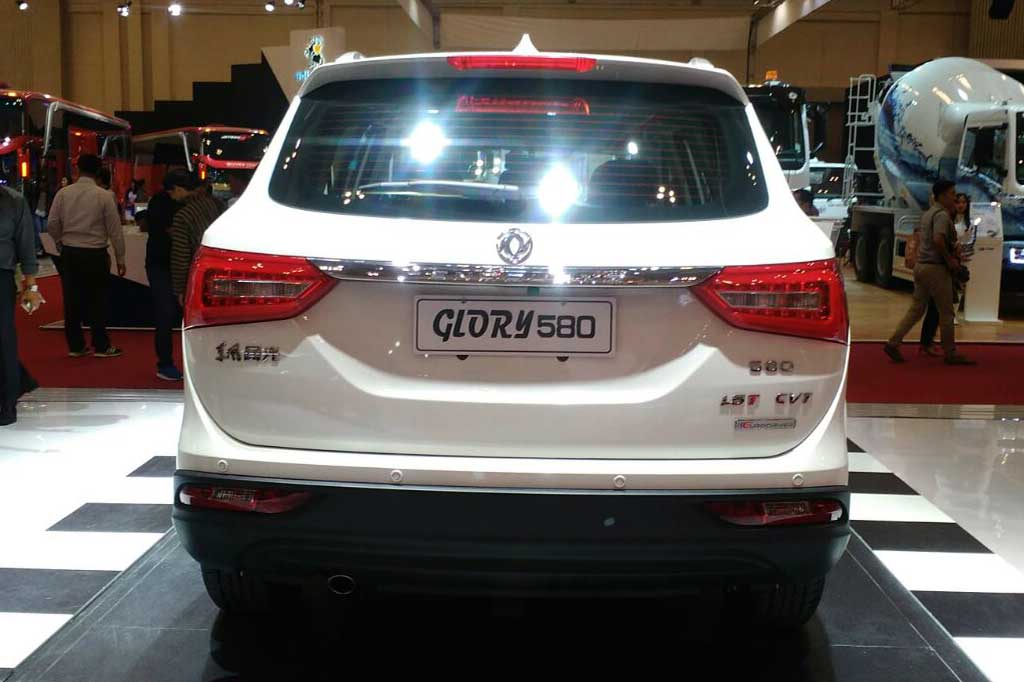 Glory 580 dilengkapi fitur menarik seperti sunroof, transmisi CVT, full digital dan juga 7 seater.