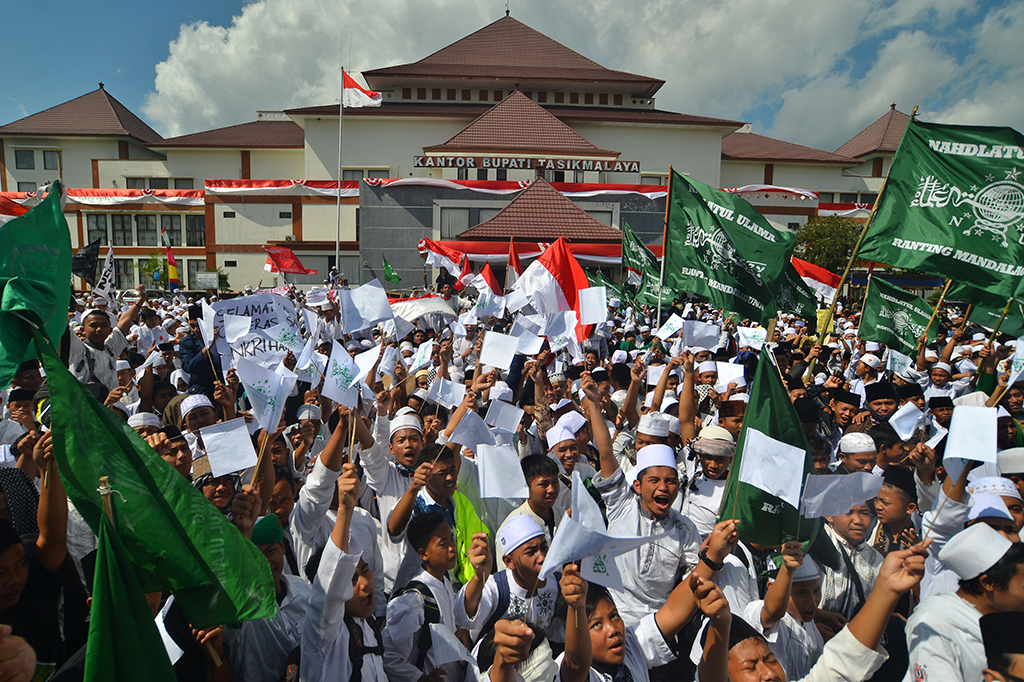 Ribuan satri dari berbagai Pondok Pesantren (Ponpes) Nahdlatul Ulama (NU) di Kabupaten Tasikmalaya menggelar unjuk rasa di depan kantor Bupati Tasikmlaya, Singaparna, Kabupaten Tasikmalaya, Jawa Barat.