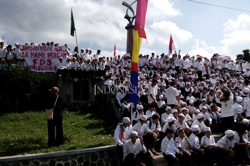 Mereka menuntut pemerintah mencabut Permendikbud Nomor 23 Tahun 2017 yang mengatur kebijakan sekolah lima hari dalam seminggu atau 