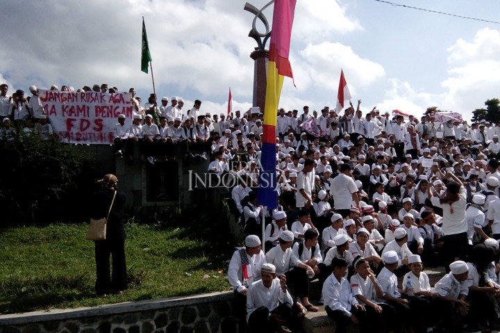 Mereka menuntut pemerintah mencabut Permendikbud Nomor 23 Tahun 2017 yang mengatur kebijakan sekolah lima hari dalam seminggu atau 