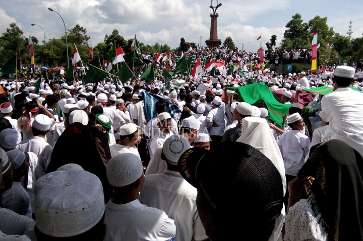 Selain itu, mereka juga meminta Pemkab Tasikmalaya membatalkan tambahan jam belajar dua jam bagi sekolah formal.