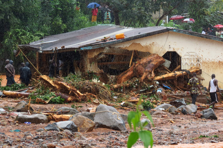 312 orang tewas akibat banjir dan tanah longsor yang melanda ibu kota Freetown, Sierra Leone, Senin (14/8/2017) waktu setempat. Jumlah itu diperkirakan bisa terus bertambah karena tim Palang Merah masih terus menyisir lokasi longsor dan banjir. 