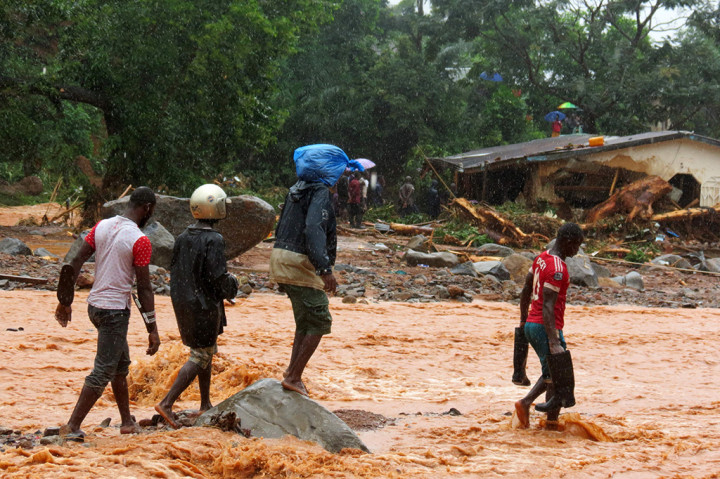 Sierra Leone yang terletak di Afrika Barat, merupakan salah satu negara termiskin di dunia. Pejabat penanggulangan bencana setempat, Vandy Rogers, menyebut lebih dari 2 ribu orang kehilangan rumah akibat bencana alam ini. 