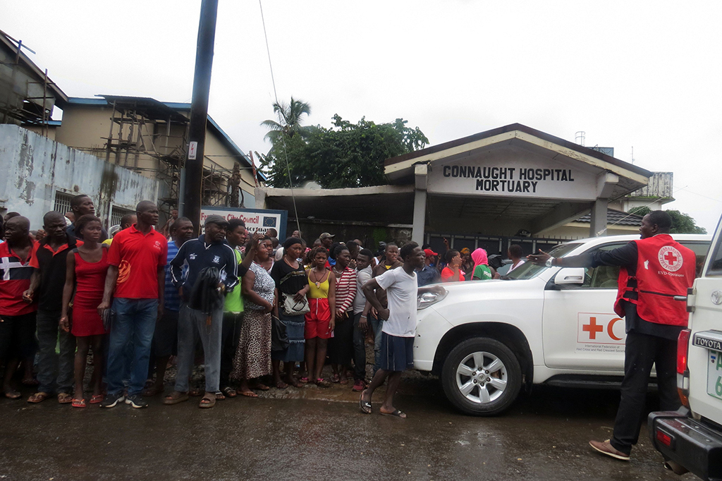 Sebagian besar jenazah dibawah ke Rumh Sakit Connaught, Freetown. Namun pihak rumah sakit mengaku sempat kewalahan akibat terlalu banyaknya jenazah yang dibawa ke rumah sakit itu. Fasilitas kamar mayat rumah sakit hampir tidak memiliki tempat untuk menampung jenazah-jenazah itu.