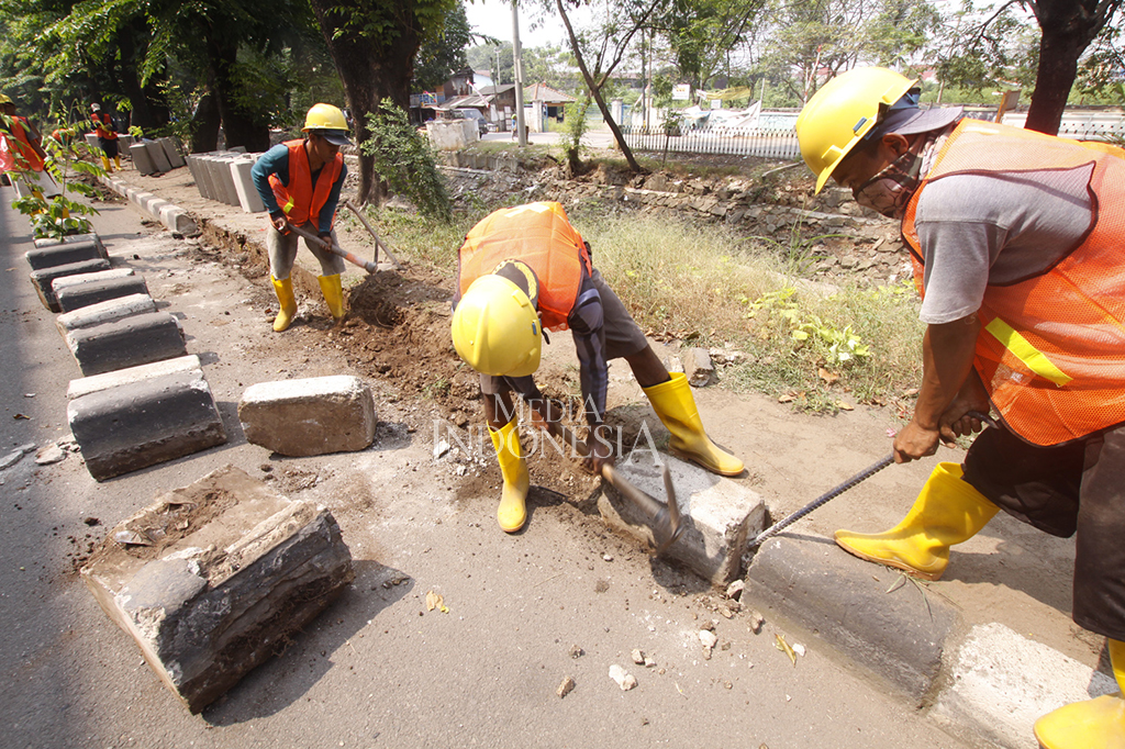 Pembongkaran tersebut untuk meremajakan trotoar bagi pejalan kaki
dengan mengganti beton kanstin yang telah rusak menjadi layak.