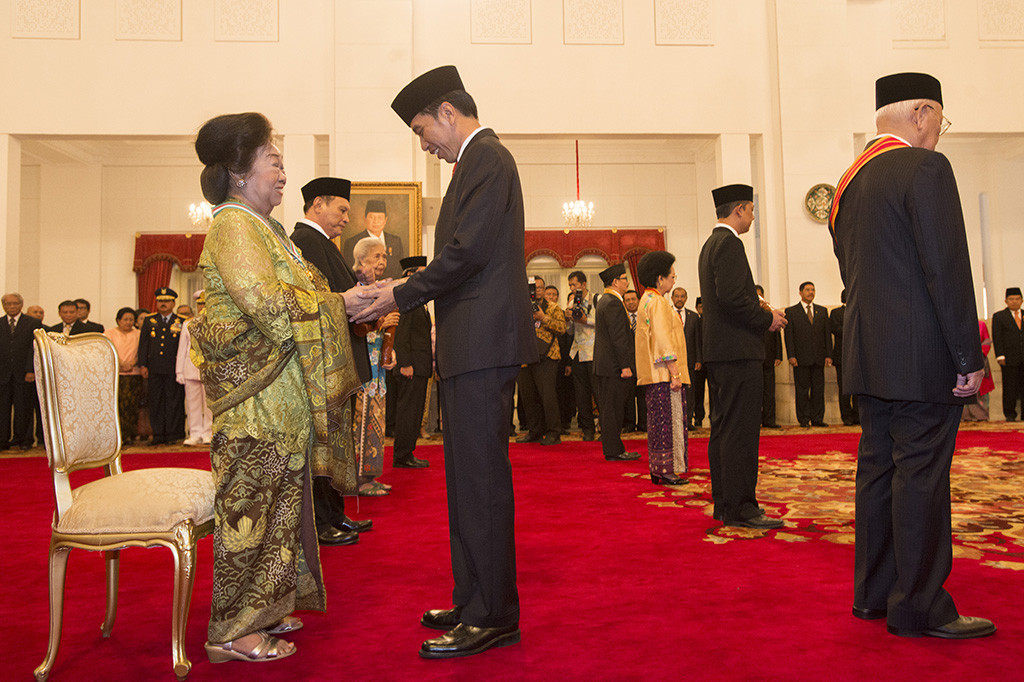 Bintang Penegak Demokrasi diberikan kepada Komisioner Komisi Pemilihan Umum RI periode 2012-2017 Hadar Nafis Gumay. Terakhir, Bintang Budaya Parama Dharma diberikan ke almarhum Soerjatmoko (filsuf, pendidik) almarhum Dullah (pelukis) dan Toety Heraty Noerhadi Roosseno (penulis).