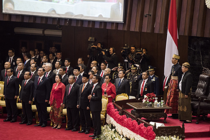 Sementara Wapres Jusuf Kalla yang berasal dari Makassar nampak mengenakan pakaian adat Jawa Tengah. Penampilan kedua pemimpin negara itu memberikan warna baru pada  Sidang Tahunan MPR tahun ini.