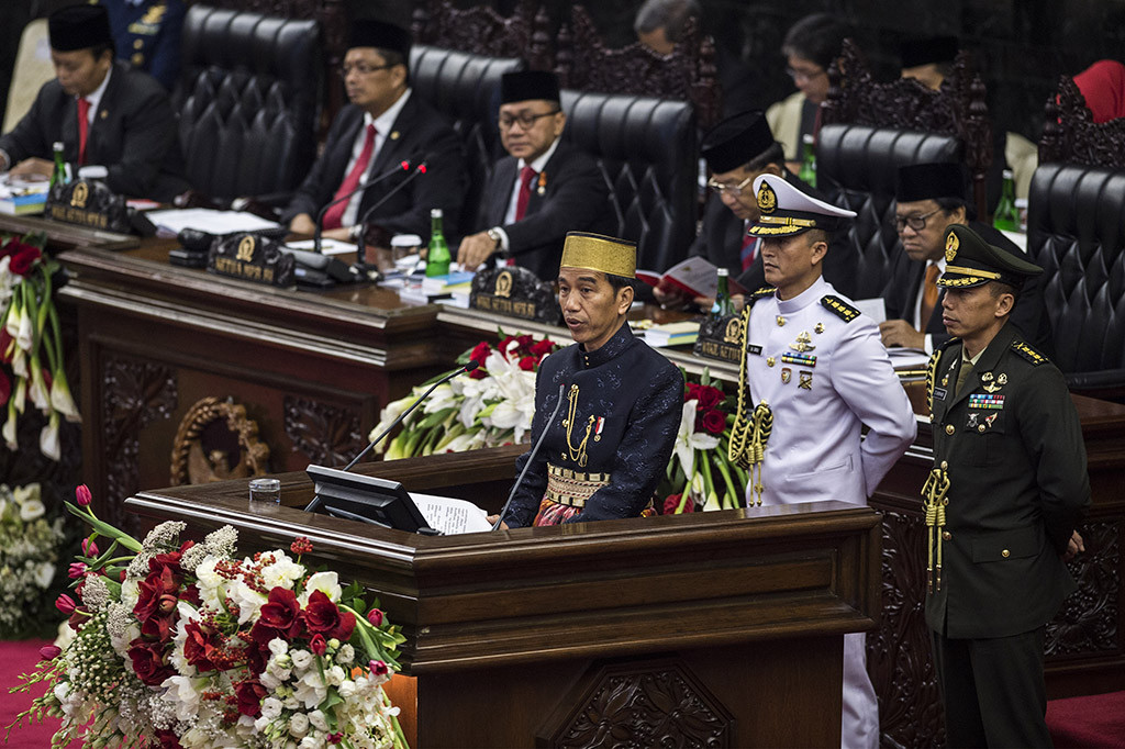 Presiden Jokowi yang Jawa tulen mengenakan busana khas Bugis, yakni pakaian bagian atas berwarna biru gelap dan bercelana panjang tapi dibalut dengan kain sarung. Presiden Jokowi Widodo juga mengenakan peci khas Sulawesi Selatan.