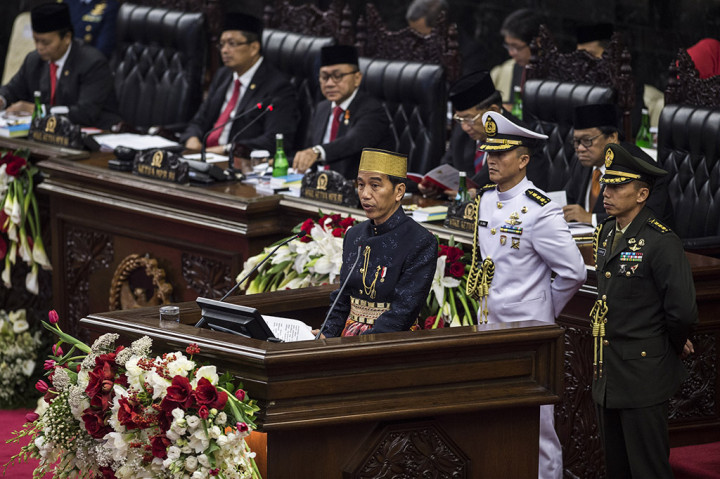 Presiden Jokowi yang Jawa tulen mengenakan busana khas Bugis, yakni pakaian bagian atas berwarna biru gelap dan bercelana panjang tapi dibalut dengan kain sarung. Presiden Jokowi Widodo juga mengenakan peci khas Sulawesi Selatan.