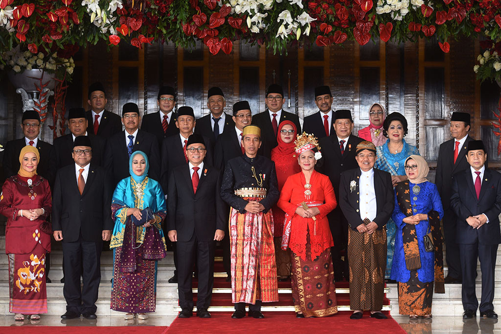 Presiden Joko Widodo didampingi Ny Iriana Jokowi dan Wakil Presiden Jusuf Kalla yang didampingi Ny Mufidah Jusuf Kalla berfoto bersama saat menghadiri pembukaan Sidang Tahunan MPR Tahun 2017 di Kompleks Parlemen, Senayan, Jakarta.