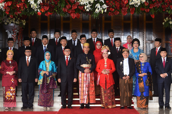 Presiden Joko Widodo didampingi Ny Iriana Jokowi dan Wakil Presiden Jusuf Kalla yang didampingi Ny Mufidah Jusuf Kalla berfoto bersama saat menghadiri pembukaan Sidang Tahunan MPR Tahun 2017 di Kompleks Parlemen, Senayan, Jakarta.