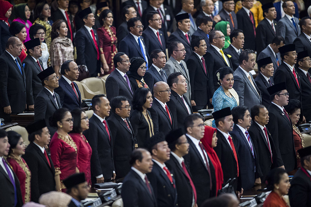 Bukan hanya Presiden Jokowi dan Wapres Jusuf Kalla yang mengenakan pakaian berbeda, para peserta sidang juga terlihat serasi dengan warna dasi yang selaras dan mengenakan kebaya.