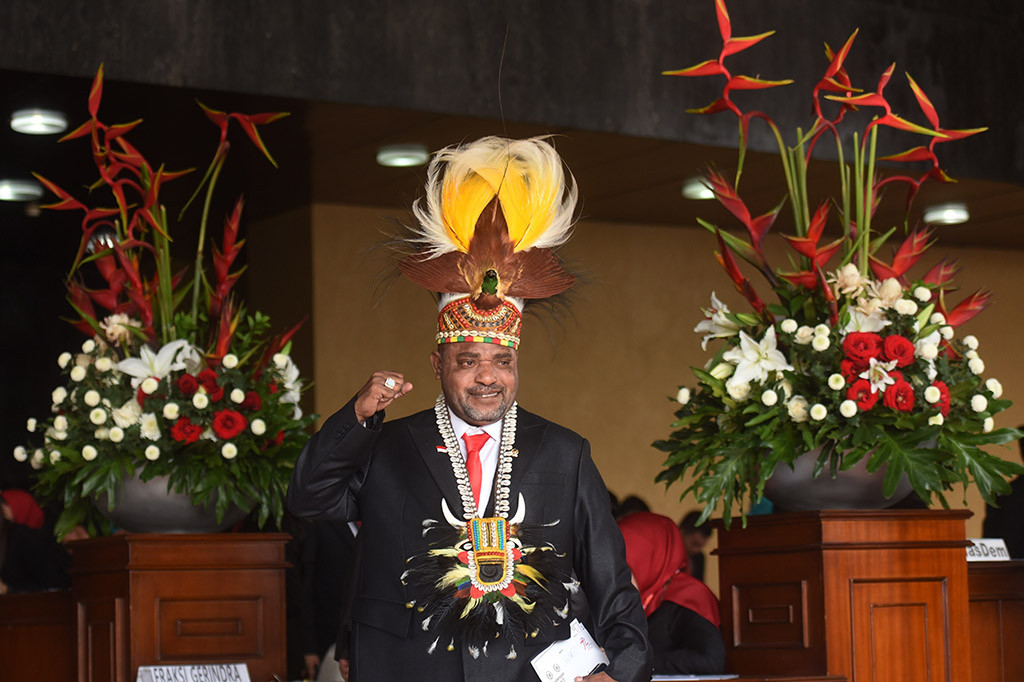 Anggota DPR dari Papua Barat Jimmy Demianus Ijie mengenakan topi khas Papua saat menghadiri pembukaan Sidang Tahunan MPR Tahun 2017 di Kompleks Parlemen, Senayan, Jakarta