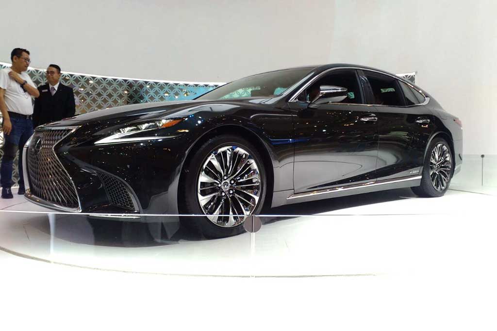 Lexus LS 500 mengalami banyak perubahan dibanding generasi sebelumnya LS 460. Desain siluetnya terlihat lebih ramping dengan alur rendah. Ruang kabin juga lebih luas dengan nuansa mewah yang terbentang dari depan hingga ke belakang.