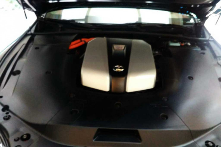 New LS 500 menggunakan mesin 3.500cc twin turbo dikombinasi dengan transmisi 10-percepatan terbaru untuk mengantarkan 415 tenaga kuda ke roda.
