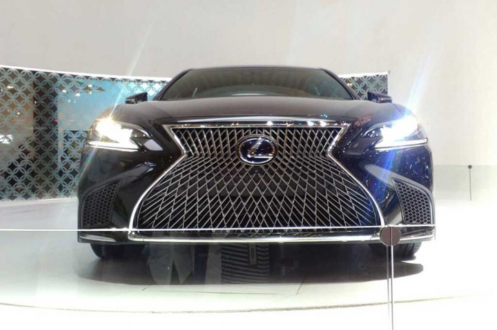 New LS 500 kini tampil dengan spindle grille terbaru, World 1st L-Shaped Rear Combination Lamps yang menghasilkan multi refleksi cahaya, dan World 1st Two Stage AHS Headlamps dengan desain lampu sorot atas dan bawah terbaru.