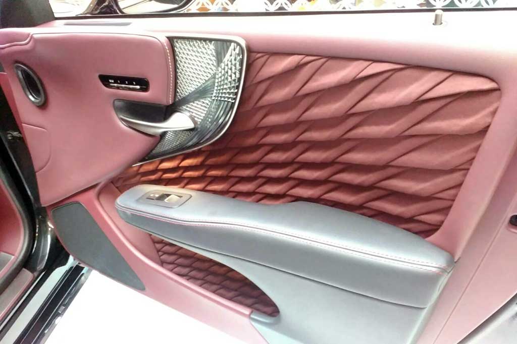 Lexus juga memasukkan unsur budaya Jepang ke New LS 500 dengan trim terbaru buatan tangan, kiriko, yang terbuat dari seni instalasi kaca khas Jepang, door trim handcrafted pleated yang dibuat dengan disain berlapis yang elegan, dan pola artwood terbaru khas Lexus.