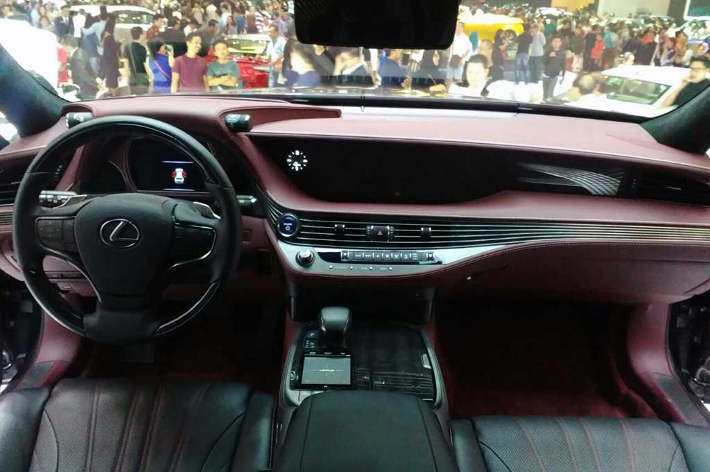 Bagian dalam kabin atau interior, Lexus LS 500 mengadopsi konsep 'progressive comfort' atau kenyamanan berlipat, dimana cita rasa kenyamanan ekstra dan karakter klasik Lexus membaur menjadi satu ke dalam kabin secara melalui pencahayaan interior yang mengekspresikan estetika unik Jepang.