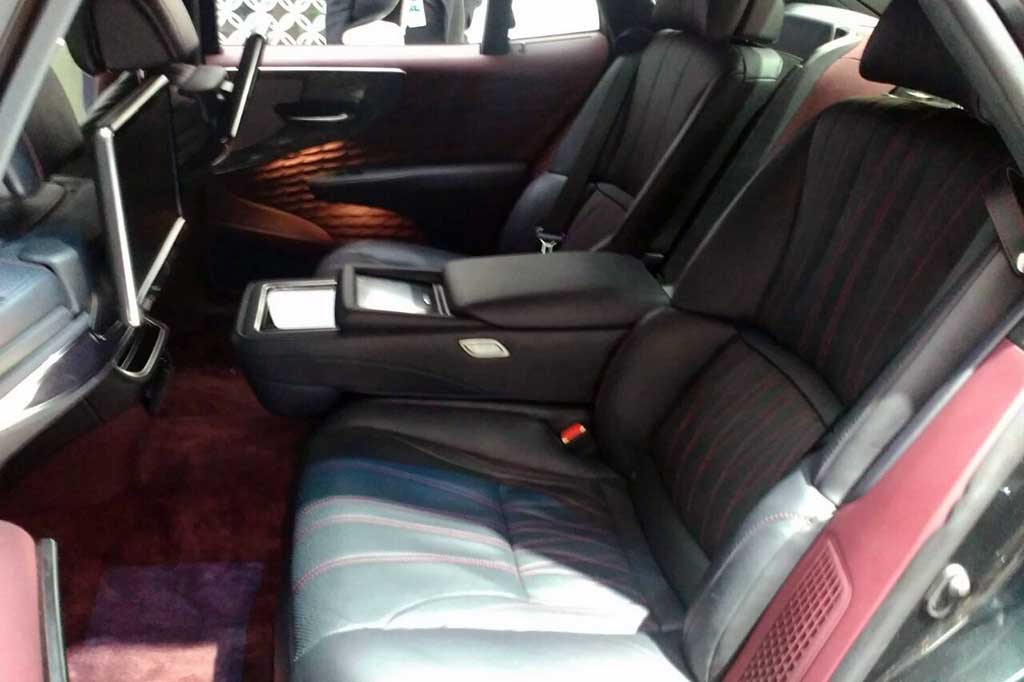 Kemewahan interior juga diperlihatkan dari ornamen art wood yang menggunakan bahan dasar kayu asli yang sangat tipis. Keunikan lain yang ada pada Lexus LS 500 adalah cara membuka dan menutup bagasi yang sudah tidak memerlukan sentuhan tangan, dengan menggunakan sensor kaki yang ditaruh pada bagian bawah bemper belakang.