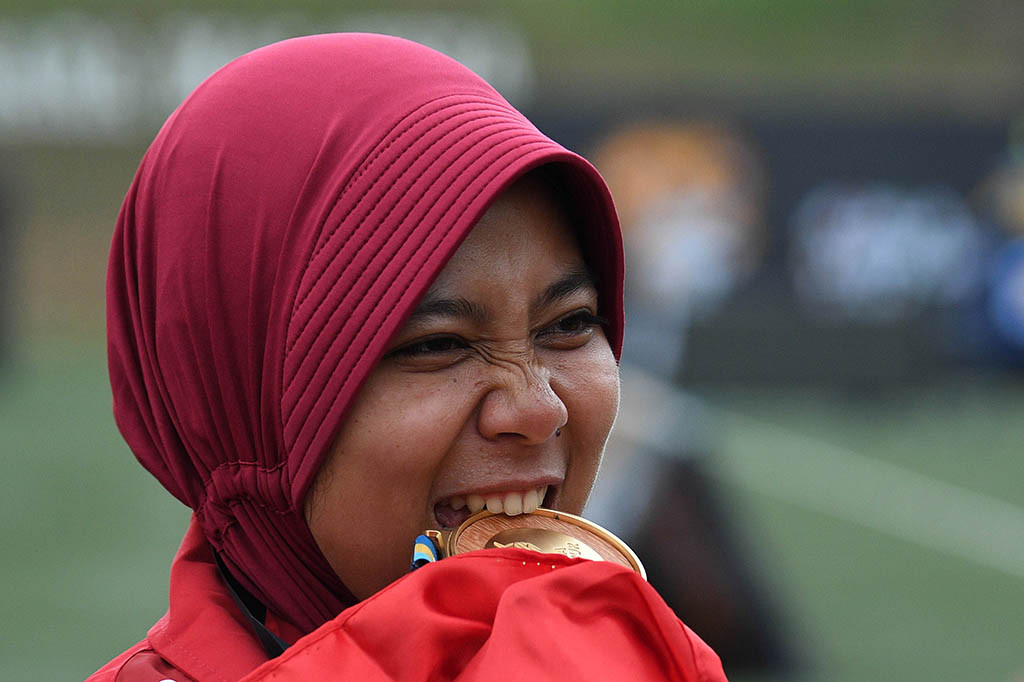 Atlet panahan putri Sri Ranti berhasil mempersembahkan medali emas pertama bagi kontingen Indonesia pada ajang SEA Games 2017.