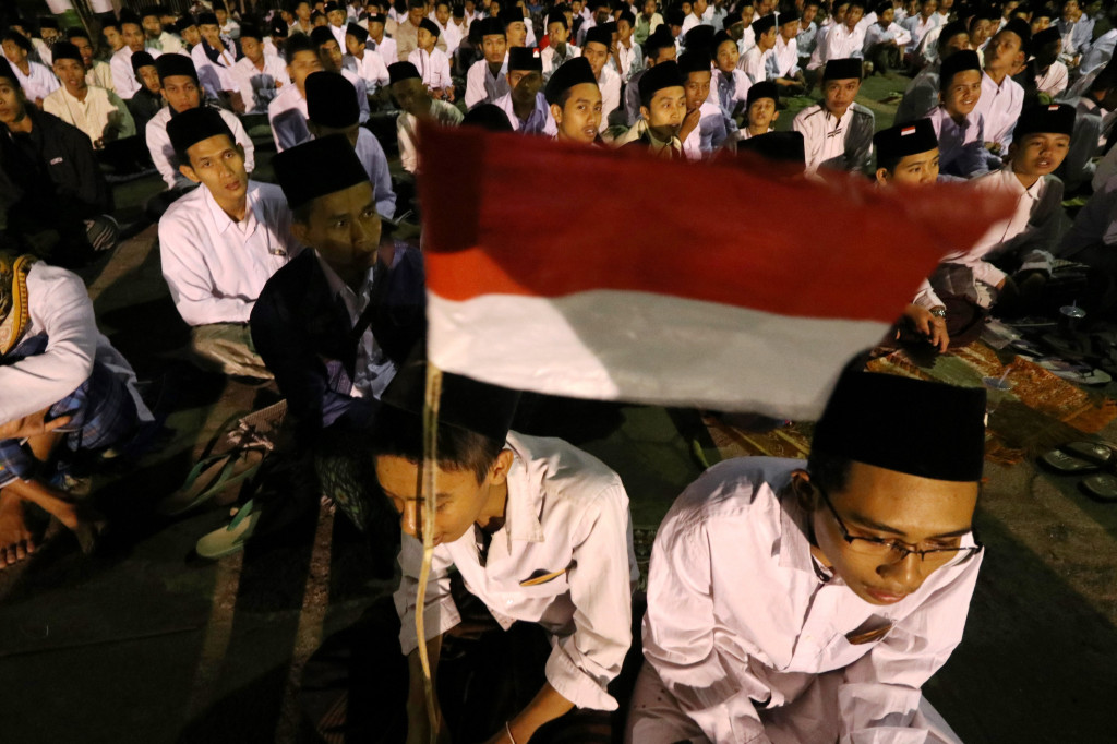 Seratusan santri membacakan tahlil dalam kegiatan 'Doa untuk Para Pahlawan' di Pondok Pesantren Lirboyo, Kediri, Jawa Timur. Kegiatan yang diikuti oleh ribuan santri pondok pesantren terbesar se-Jawa Timur bagian peringatan HUT ke-72 RI. ANTARA FOTO/Prasetia Fauzani