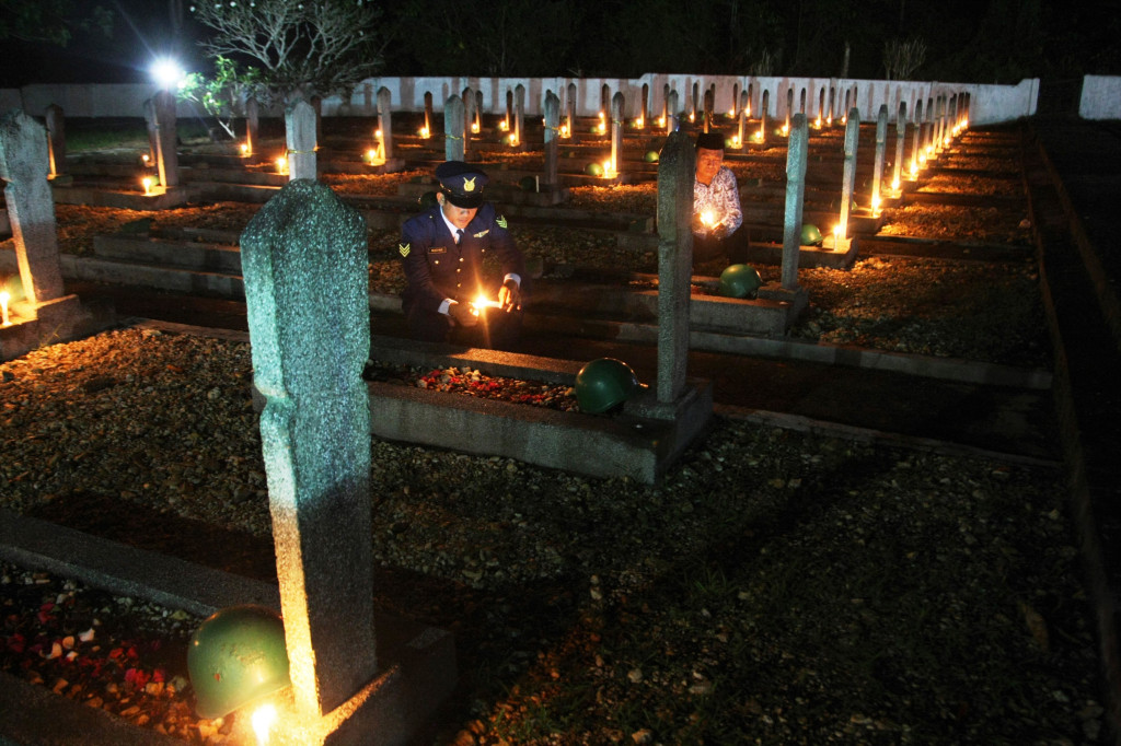 Personel TNI Angkatan Udara dan PNS berdoa di Watubanga, Kendari. Renungan yang dimulai pukul 00.01 WITA ini juga diikuti jajaran lembaga pemerintahan. ANTARA FOTO/Jojon