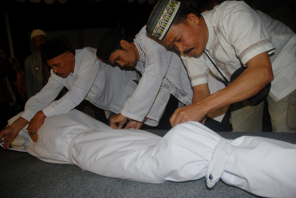 Warga mengikuti lomba mengurus jenazah di Mekarbakti, Sumedang, Jawa Barat, Rabu (16/8/2017) malam. Lomba yang tidak lazim untuk 17-an ini tidak sekedar agar warga bisa mengurus jenazah dengan baik dan benar sesuai ajaran agama, tapi juga refleksi diri