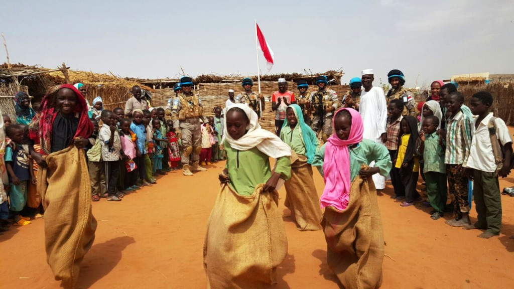 Anak-anak pengungsi korban konflik Darfur larut dalam keseruan balap lompat karung yang baru pertamakalinya mereka ketahui.