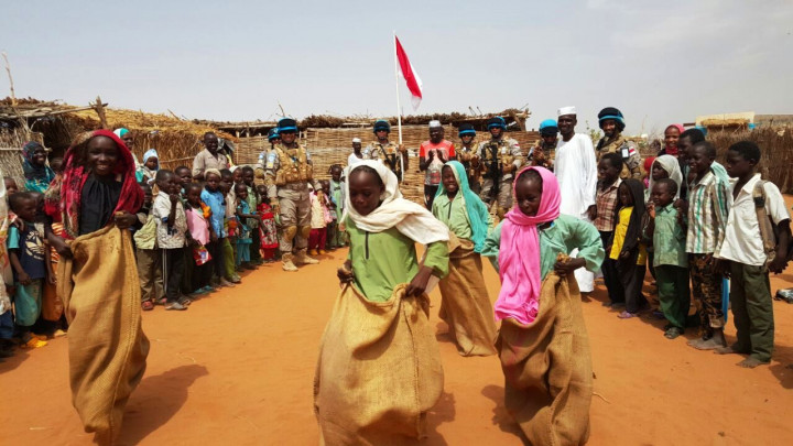 Anak-anak pengungsi korban konflik Darfur larut dalam keseruan balap lompat karung yang baru pertamakalinya mereka ketahui.
