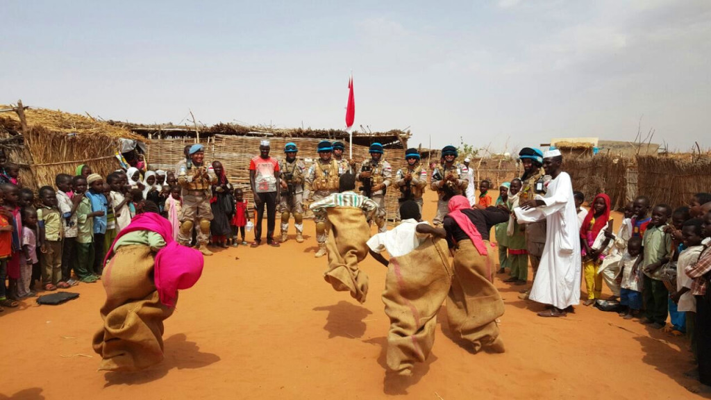 Kompetisi meraih posisi terdepan tidak kalah ketatnya dibanding balap lompat karung di kampung-kampung di Indonesia.