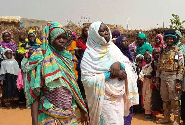 Adu cepat lari mengigit sendok berisi kelereng juga dilombakan. 