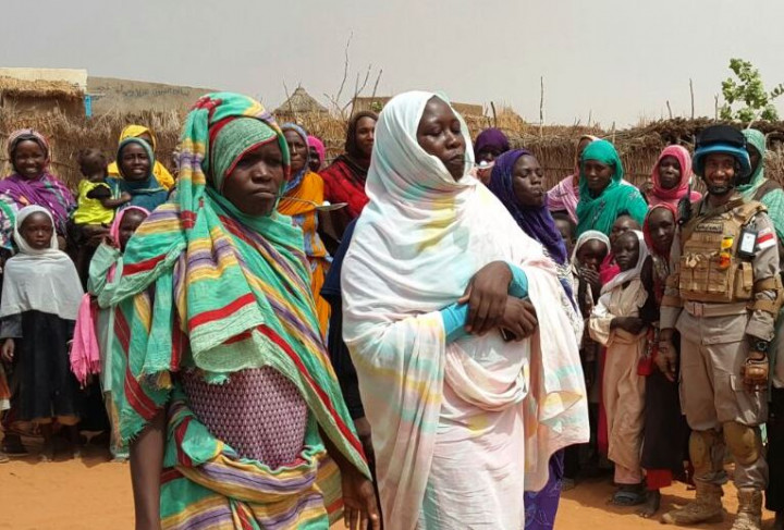 Adu cepat lari mengigit sendok berisi kelereng juga dilombakan. 