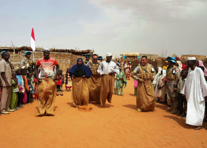 Orang dewasa dan berumur juga bergembira balap karung. Perlu ada 'tutorial' khusus mengenai cara dan aturan main lomba khas 17-an ini. 