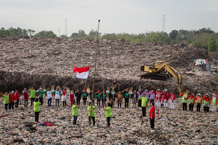 Komunitas peduli lingkungan Solo mengikuti upacara bendera peringatan HUT ke-72 RI di TPA Putri Cempo, Mojosongo, Solo, Jawa Tengah. Kegiatan upacara bendera di tempat pembuangan akhir (TPA) sampah tersebut sebagai pesan edukasi kepada masyarakat untuk mencintai lingkungan serta meminimalisir tumpukan sampah di TPA yang setiap tahun terus meningkat. ANTARA/Mohammad Ayudha