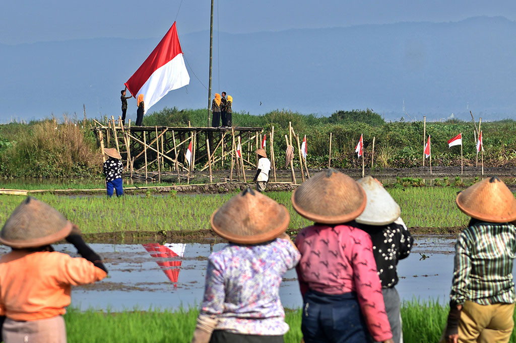 Sejumlah warga bertugas mengibarkan bendera Merah Putih dalam upacara HUT ke-72 RI di tepi Danau Rawa Pening, Desa Kesongo, Tuntang, Kabupaten Semarang, Jawa Tengah. Selain untuk mengenang jasa pahlawan kemerdekaan bangsa, upacara tersebut juga dilakukan untuk mengkampanyekan kepada masyarakat tentang upaya pelestarian lingkungan danau alam terbesar di Jateng itu. ANTARA/Aditya Pradana Putra