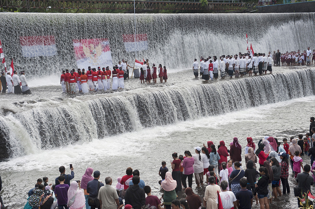 Peringatan HUT RI di Air, Udara Hingga Rawa - Medcom.id