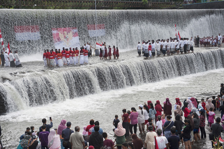 Ratusan warga mengikuti upacara bendera untuk memperingati HUT ke-72 RI di Sungai Unda, Klungkung, Bali. Kegiatan yang melibatkan warga lintas agama tersebut untuk memperkuat persatuan, menjaga keutuhan NKRI dan sebagai kampanye kepedulian terhadap lingkungan khususnya sungai yang menjadi obyek wisata itu. ANTARA/Nyoman Budhiana