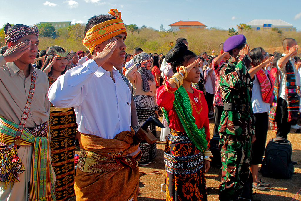 Sejumlah mahasiwa dari Universitas Nusa Cendana (undana) berpakaian adat sedang mengikuti upacara bendera memperingati HUT ke-72 RI di Kupang, NTT, Kamis. Sebanyak 7.363 mahasiswa dari Undana Kupang mengenakan pakaian adat dari masing-masing daerah di seluruh Indonesia dalam rangka memperingati hari kemerdekaan Indonesia. ANTARA/Kornelis Kaha