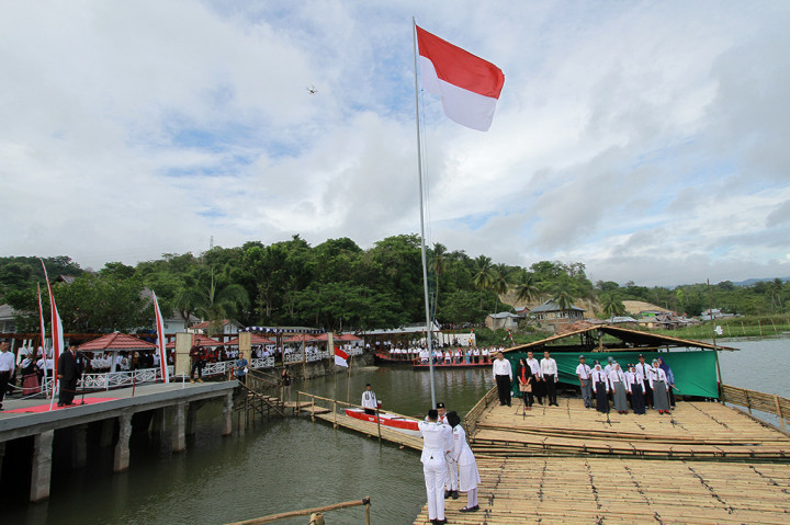 Peserta mengikuti upacara bendera HUT ke-72 RI di Danau Limboto, Kabupaten Gorontalo, Gorontalo. Kegiatan yang digelar oleh Bank Tabungan Negara (BTN) tersebut untuk memperingati Kemerdekaan RI serta memperkuat rasa persatuan dan kesatuan bangsa. ANTARA/Adiwinata Solihin