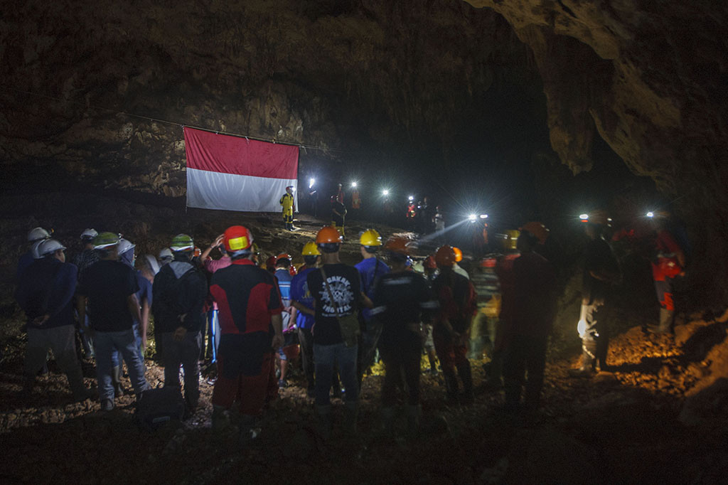 Peserta mengikuti upacara bendera di dalam Gua Jlamrong, Desa Ngeposari, Semanu, Gunungkidul, DI Yogyakarta. Kegiatan yang diikuti warga dan penggiat alam bebas tersebut untuk memperingati HUT ke-72 RI. ANTARA/Hendra Nurdiyansyah