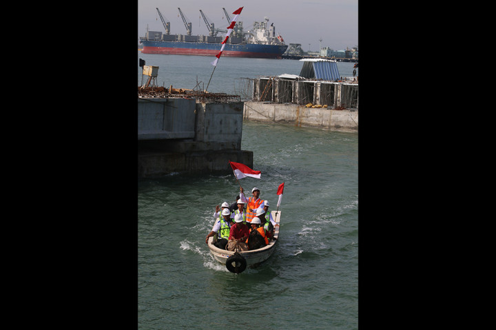 Petugas PT Pelindo I berada didalam kapal saat akan mengikuti upacara pengibaran bendera HUT ke-72 RI, di lokasi proyek Pelabuhan Multi Purpose Kuala Tanjung, Batubara, Sumatera Utara. Upacara bendera tersebut diikuti karyawan dari tiga BUMN yakni, PT Pelindo I, Waskita Karya dan PT PP. ANTARA/Irsan Mulyadi