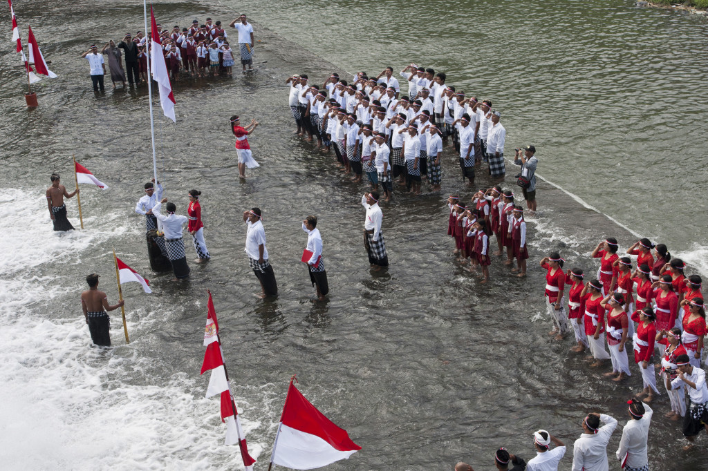 Ratusan warga mengikuti upacara bendera untuk memperingati HUT ke-72 RI di Sungai Unda, Klungkung, Bali.