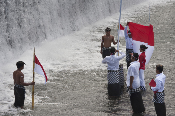 Suasana pengibaran bendera merah putih di Sungai Unda, Klungkung, Bali.