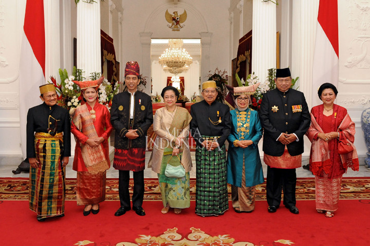 Presiden Joko Widodo didampingi Ibu Negara Iriana Jokowi, berfoto bersama Presiden Ketiga Republik Indonesia (RI) BJ Habibie, Presiden Kelima RI Megawati Sukarnoputri, Wakil Presiden Jusuf Kalla dan Ibu Mufidah Jusuf Kalla, serta Presiden Keenam RI Susilo Bambang Yudhoyono dan Ibu Ani Yudhoyono.