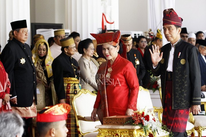 Presiden Jokowi memakai baju adat khas Banjar (Kalimantan Selatan), sedangkan Iriana memakai baju khas Minang (Sumatera Barat).